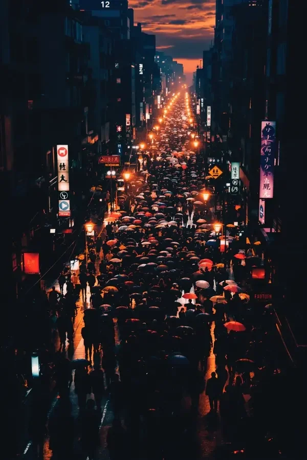 暮色里的人潮